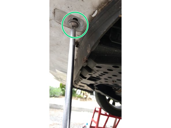 
Unscrew the fixing screws under the front bumper using a Phillips screwdriver.
