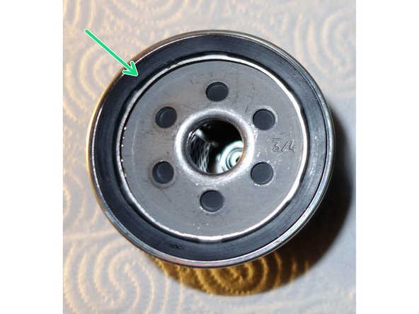 Huiler légèrement toute la surface du joint de filtre neuf.