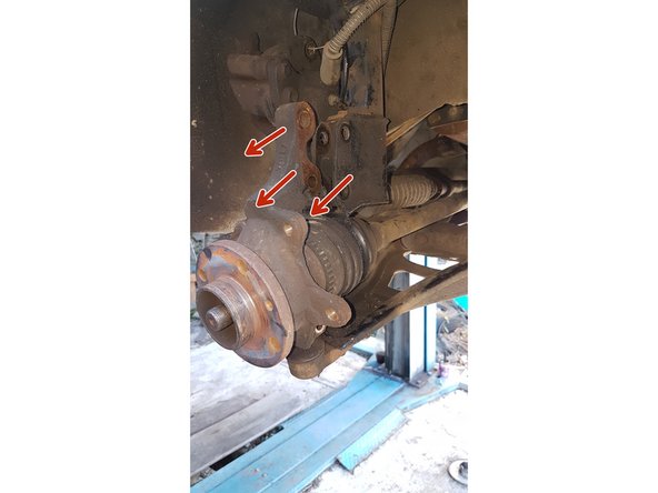 ATTENTION: Lorsque vous enlevez les vis de la jambe d'amortisseur, faites attention que la jambe n'abime pas votre soufflet de cardan !