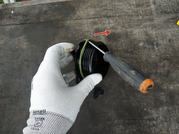 retirer le joint torique à l'aide d'un tournevis plat