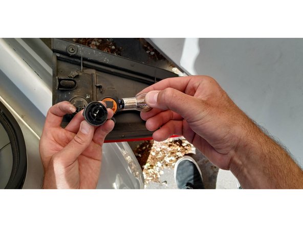 Pour sortir l'ampoule défecteuse de son support, il suffit de la devisser de 45° tout en appuyant légerement l'ampoule vers le fond de son logement.