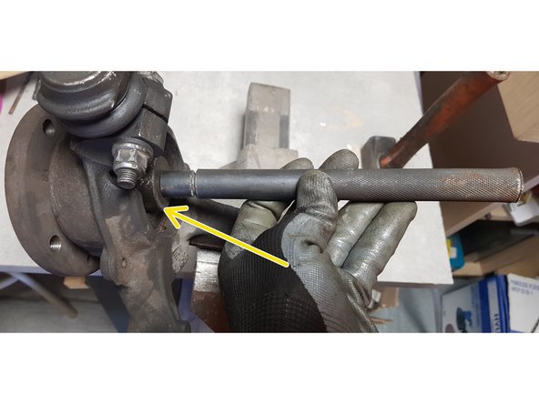 Placez la fusée dans un étau.