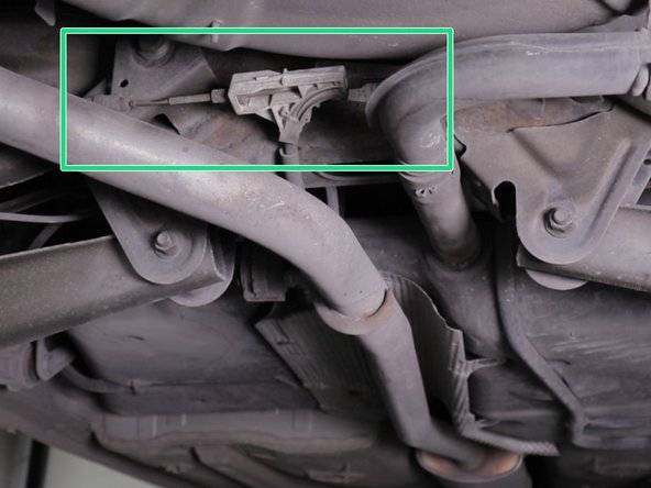 Ajuster la tension du câble de frein à main (placé sous le véhicule) avec les 2 clés de 10
