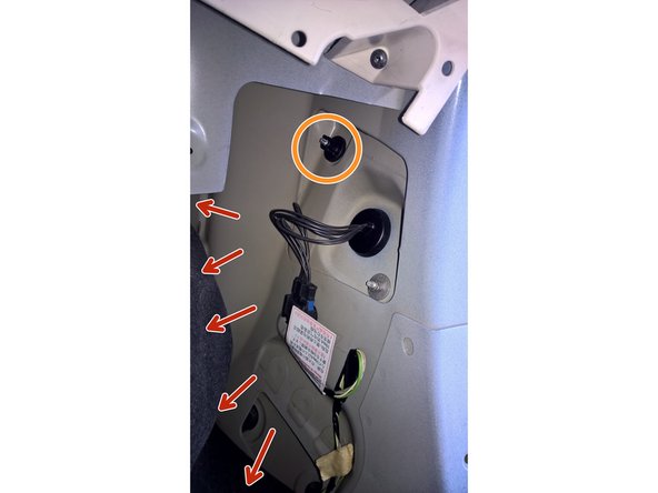 Tirer le revetement de coffre vers l'intérieur du coffre pour accéder à l'arrière du bloc de feux