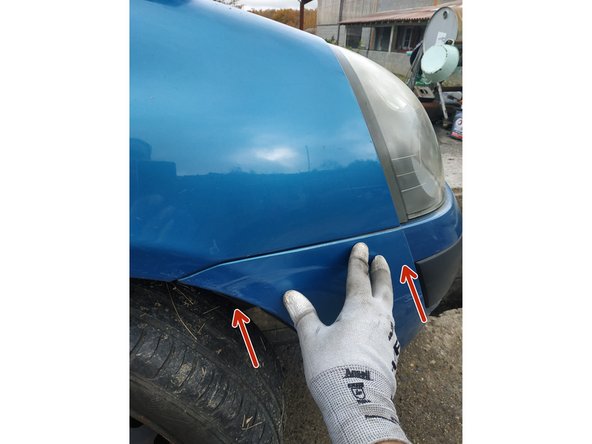 clipser le côté droit du pare-chocs sur l'aile