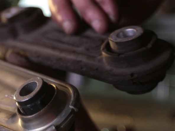 Vérifier l'état et le dimensions du nouveau support moteur