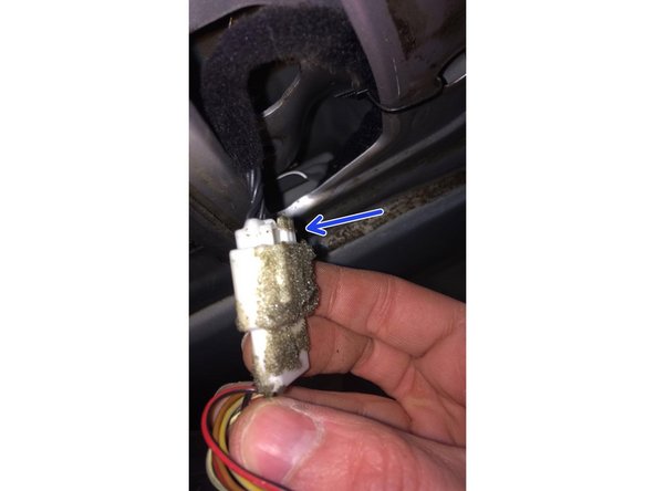 Appuyez sur la languette et débrancher le rétroviseur