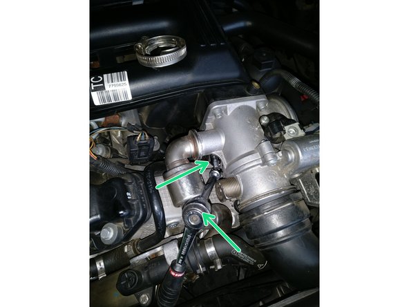 A l'aide d'un cardan et d'un embout à 6 pans de 8, dévisser la vis du bas et à gauche