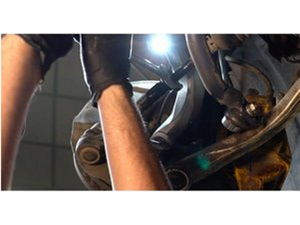 Déserrez l'écrou de bloquage qui retient l'extrémité de la barre stabilisatrice à la barre stabilisatrice. Utilisez une clé mixte de No.24.