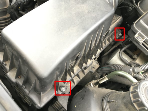 Info : vous ne risquez pas de perdre les vis, elles restent en place une fois entièrement dévissées.