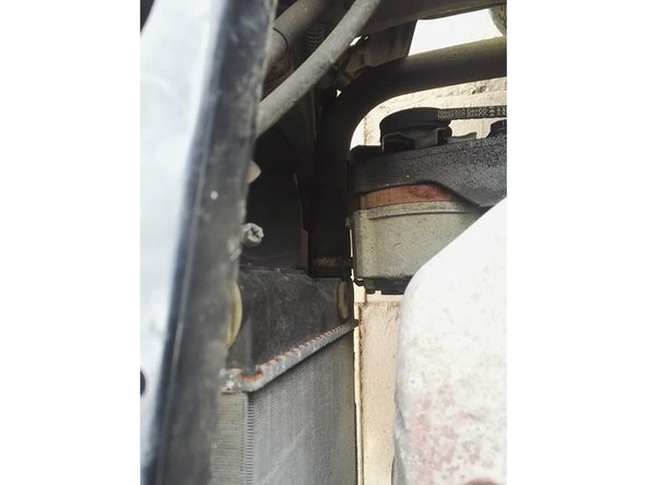 Placez une bassine sous la durite inférieure du radiateur, puis déconnectez la