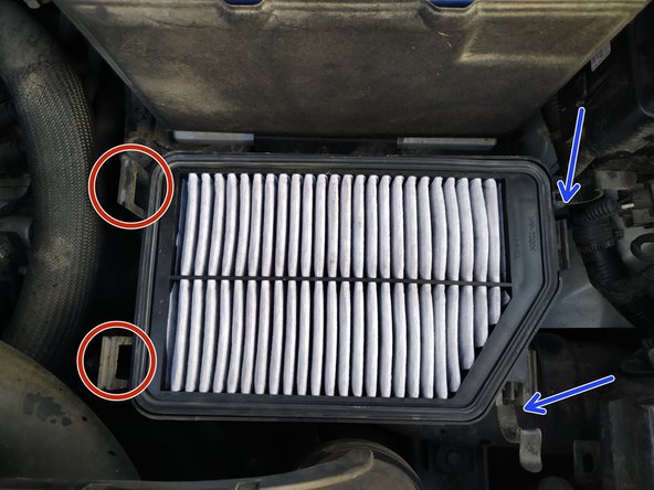 Replacer le carter en inserant les pattes dans les emplacements dédiés