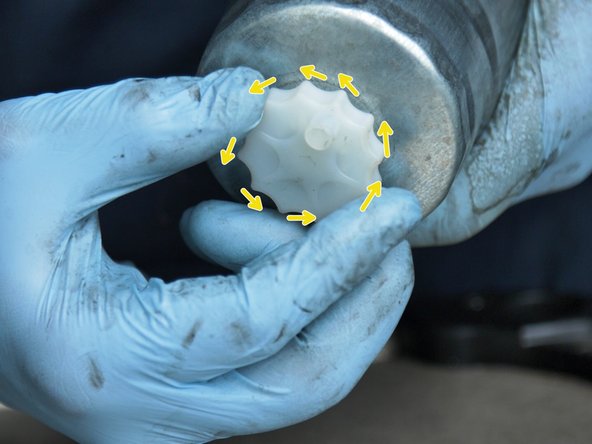 Dévisser et retirer le bouchon sous le nouveau filtre à carburant