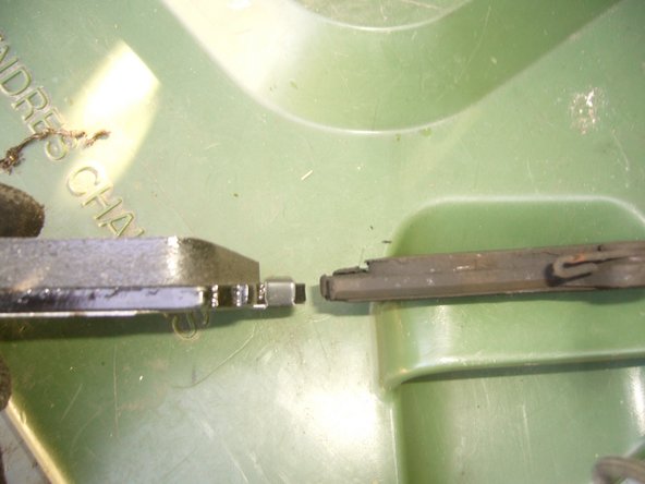 Voyez à droite l'épaisseur des plaquettes usées (116 000 km) et l'épaisseur des neuves à gauche.