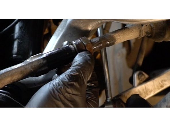 Retirez l'anneau de serrage sur l'extrémité de la biellette de direction. Servez-vous d'un pied-de-biche. Servez-vous d'un marteau.