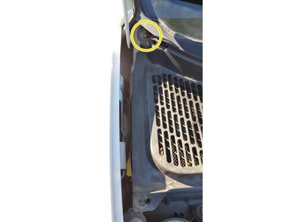 Retirez les 2 capuchons qui maintiennent le tablier (non présents sur la photo).