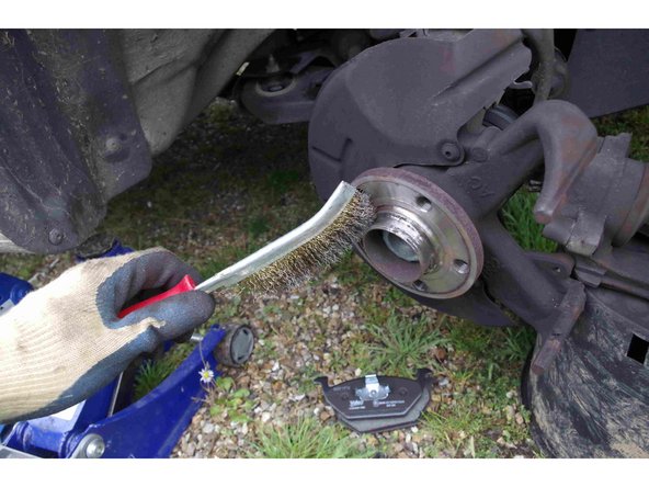 Parfois, le disque peut être bloqué sur l'axe. Dans ce cas, prendre une petite masse et tapoter légèrement pour le décoller.