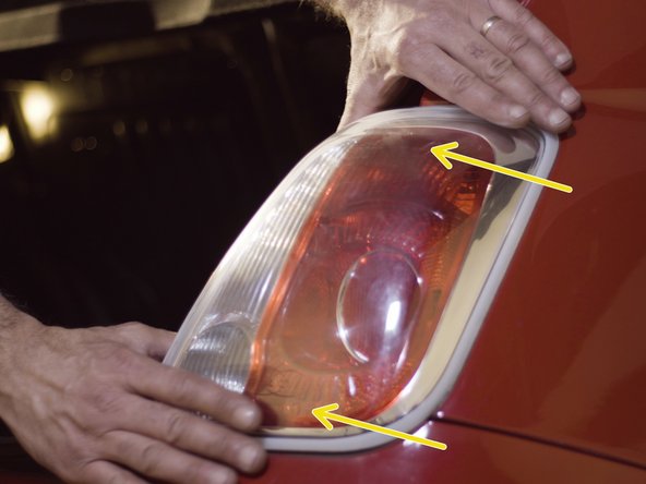 Tirer le feu vers l'extérieur pour accéder au connecteur branché à l'arrière