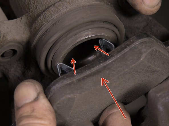 Placer la plaquette dans l'étrier et la clipser dans le piston