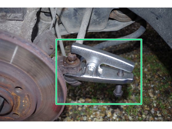 Une fois le contre-écrou desserré, utilisez un arrache rotule pour pouvoir dégager la rotule.