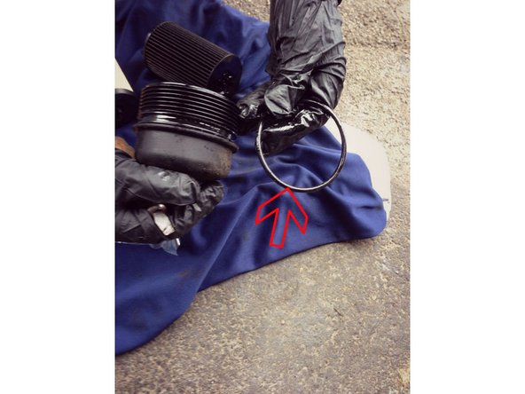 En vert : Le filtre à huile usagé.