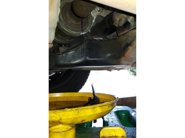 Avec la cloche KS TOOLS 150.9338R dévissez de quelques tours le filtre à huile MECAFILTER ELH4237 et laissez l'huile s'écouler.