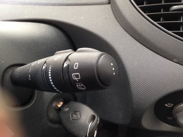 Mettre a zéro l'indicateur de maintenance au tableau de bord en utilisant le bouton au bout du comodo droite.