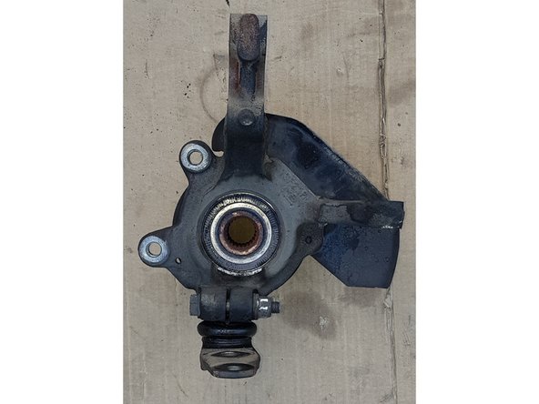 Avec un embout torx T40, retirez les 2 vis puis le disque.