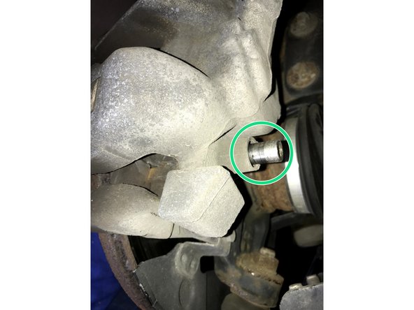 Revisser les boulons maintenant le support à l'aide de la clé Allen de 7 jusqu'à leur butée. Replacer les bouchons.