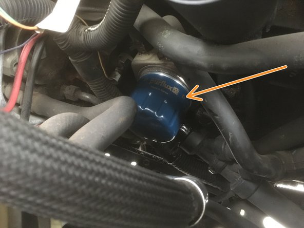 Installer le nouveau filtre à huile en commencent le serrage à la main et en le terminant a l'aide de la clé a filtre; au contact il suffit de serrer de 3/4 de tour