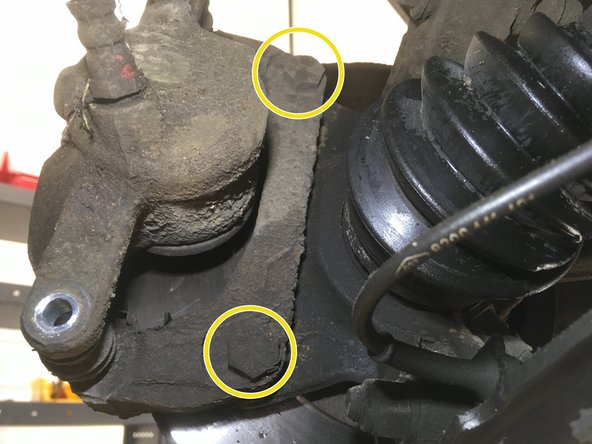 Démonter les deux vis de 18 à l'aide du cliquet et de la douille