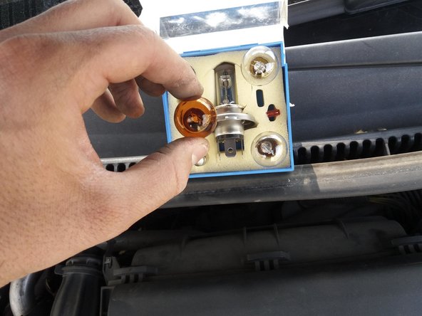 Remplacer l'ampoule défectueuse par une ampoule neuve et vérifier la concordance (puissance, caractéristiques...)