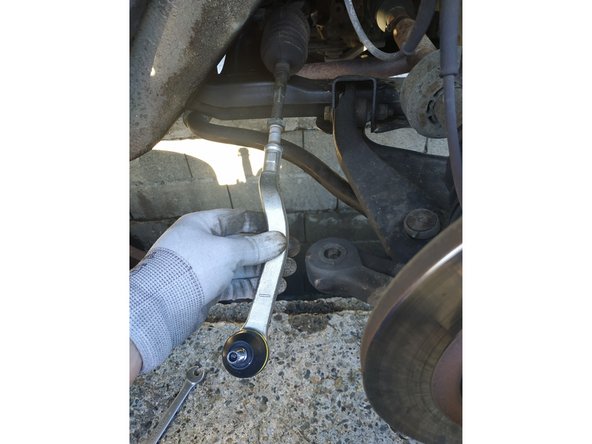 visser la rotule extérieure sur la rotule intérieure en respectant le nombre de tours, on doit à nouveau arriver à fleur de l'écrou de verrouillage de 21mm