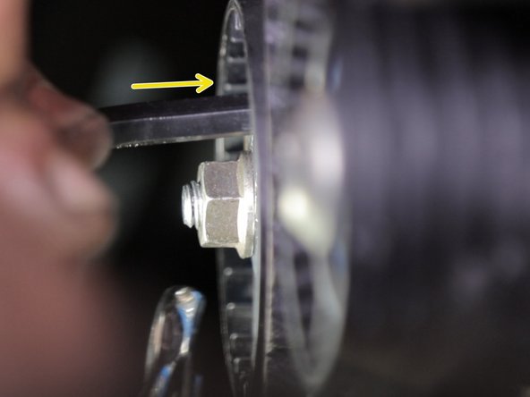 Remonter le levier du tendeur avec votre doigt ou à l'aide d'une clef Allen, de sorte que la position du levier tendeur soit horizontale