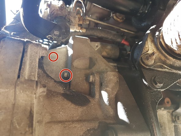 Dégager le démarreur à l'aide d'un tournevis.