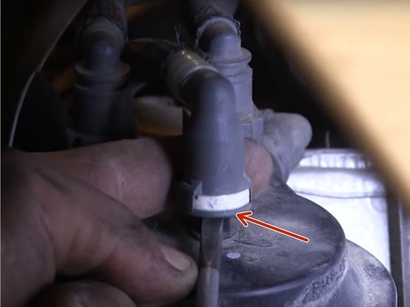 Placer un bac a vidange sous le filtre pour récupérer le gasoil