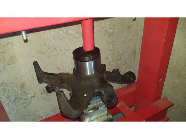 Présentez le roulement neuf.