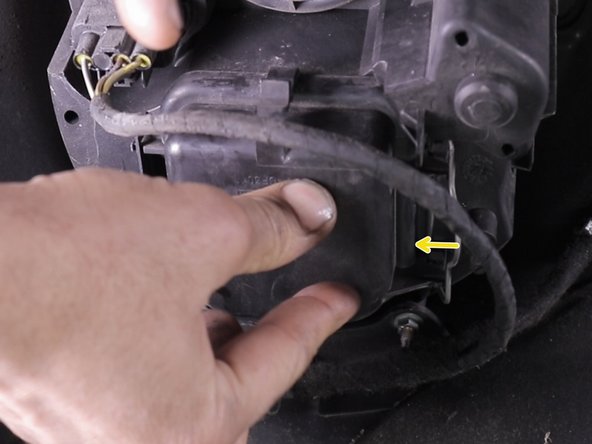 Replacer l'attache sur le couvercle