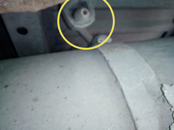 Déposez le silencieux avec les 2 silent bloc des 2 pattes de fixations