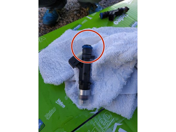 graisser le joint torique bleu  pour éviter de l'endommager et faciliter la monte (on peut utiliser de l'huile moteur neuve)