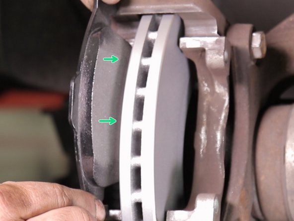 Replacer la première plaquette de frein