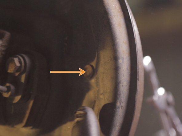 Appuyer sur le rivet de l'autre côté du tambour