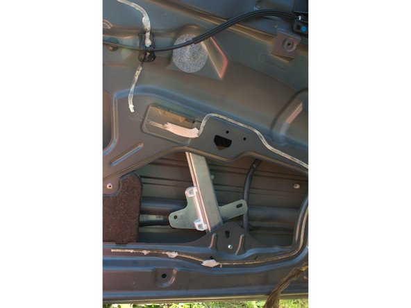 Mettre en place le nouveau mécanisme. Ne pas enlever le collier (il faudra le faire à la prochaine étape) pour le fixer utilisé les vis fournit avec le nouveau mécanisme.