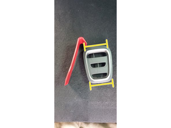 Grace à un outil de dépose de garniture, le retrait de la platine se fait facilemement et sans risque de rayure