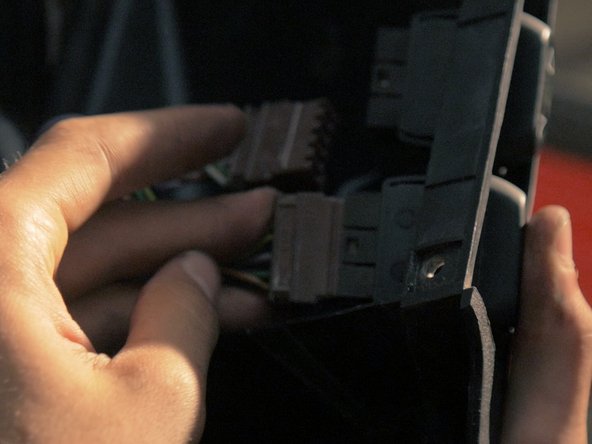 
Present the pocket to reconnect the 2 connectors
