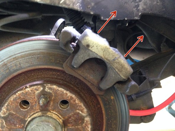 Une fois les deux vis de 13 retirer, retirer l'étrier en tirant vers le haut