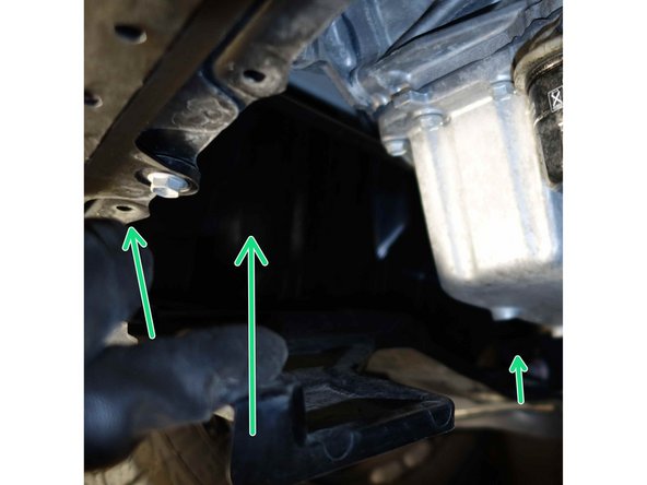 Dans le cas où il aurait été partiellement déposé pour faciliter le desserrage du filtre à huile à l'aide d'une clé à sangle. Remettre en place le carter en plastique.