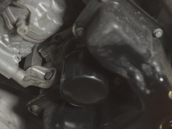 Une foie le joint en contact environ 1/4 de tour à la main suffit pour atteindre le serrage sans trop forcé, aucun outil n'est nécessaire