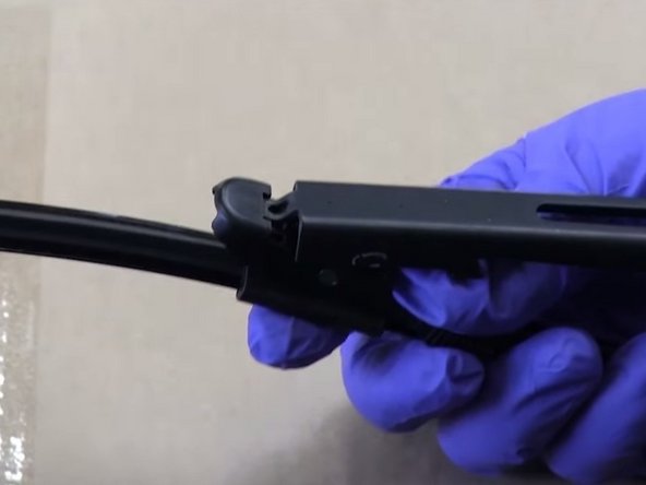 Insérer le balai sur le bras et clipser le