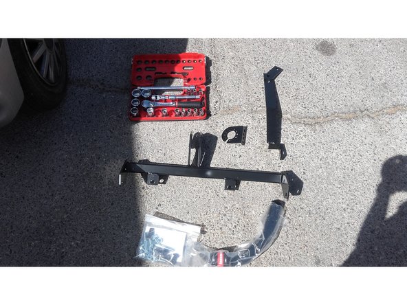 Sortir l'attelage de l'emballage et le présenter afin de vérifier sa compatibilité avec le véhicule.